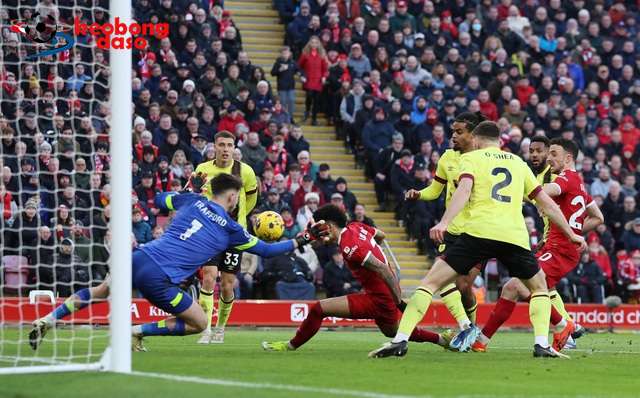  "Tam tấu" bùng nổ, Liverpool vượt lên ngôi đầu Ngoại hạng Anh