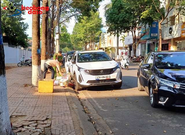  CLIP: Đập kính ô tô, trộm hàng trăm triệu giữa ban ngày