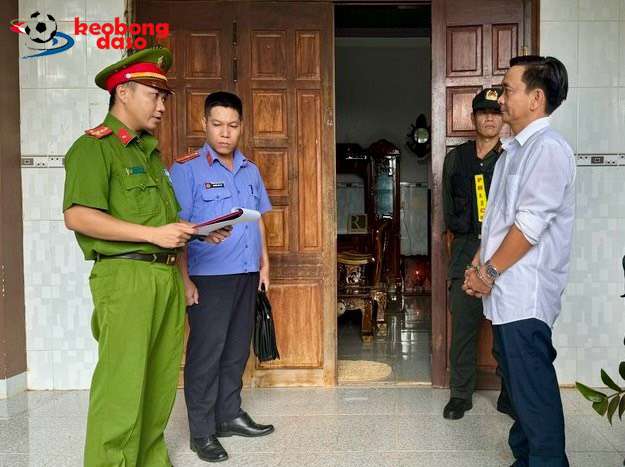  Bắt Phó giám đốc Trung tâm phát triển quỹ đất “giúp sức” cho “cát tặc”