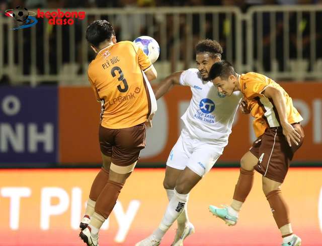  HAGL kiên cường hòa đương kim vô địch V-League